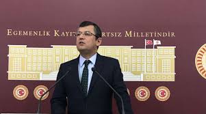 Özgür özel, 21 eylül 1974 tarihinde manisa'da talat ve şükran çiftinin çocuğu olarak doğdu ve ilköğretimini manisa merkez gazi i̇lkokulu'nda tamamladı. Chp Li Ozel Bekir Bozdag Kim Adalet Kim Hadi Ordan Haberler Son Dakika