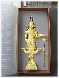 พระสยามเทวาธิราช เป็นเทวรูป หล่อด้วยทองคำสูง ๘ นิ้ว ประทับยืนทรงเครื่องกษัตริยาธิราช ทรงฉลองพระองค์อย่างเครื่องของเทพารักษ์ มีมงกุฎเป็น. à¸žà¸£à¸°à¸ªà¸¢à¸²à¸¡à¹€à¸—à¸§à¸²à¸˜ à¸£à¸²à¸Š