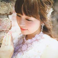 どこか儚げで可愛い 花嫁ソロショットを撮るなら真似したい 伏し目ポーズ ５パターン marry マリー 結婚式 ポーズ 花嫁 ウェディングフォト