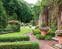 Find Inspiration In This Italian Style Garden That On Occasion Played Host To Legendary Authors F Scott Fitzg Garden English Garden Design Beautiful Gardens