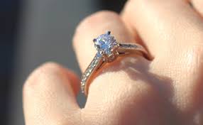Un anillo de compromiso es aquel que, según las costumbres occidentales, se lleva para indicar su compromiso de casarse. Anillos De Compromiso Y Matrimonio Elige El Que Mas Te Guste