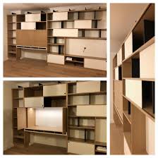 Bibliotheque Asymetrique Chene Avec Ses Montants Noirs Et Ses Portes Coulissantes Sur Toute La Ligne Decoration Interieure Portes Pivotantes Porte Coulissante