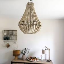 suspension ou lustre de bali en perles de bois coloris naturel en 2020 perles bois lustre et bois naturel