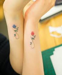 Tattoo Ideen Parchen Rosen Handgelenk Blau Rosa Unedlichkeitszeichen Tattoo Ideen Tatowierungen Schwester Tattoo Design