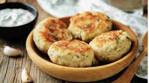 Le frittelle fragranti e fragranti di zucchine senza uova sono una versione semplice e deliziosa di pancake, che può essere preparata da zucchine fresche e surgelate. Polpette Di Verdure Senza Uova Piatto Estivo Dietetico E Gustoso
