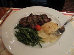 Filet De Boeuf Grille Sauce Au Poivre Noir Gratin Dauphinois Et Haricots Verts Grilled Tenderloin Of Beef With Black Pe Beef Recipes Grilled Tenderloin Food