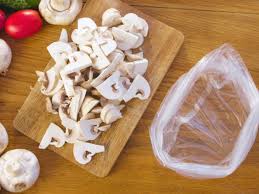 Con un coltellino, eliminare la parte terminale del gambo dei funghi, 2 non bisogna assolutamente dimenticare che i funghi congelati da freschi vanno necessariamente. Come Conservare I Funghi Freschi Trucchi E Consigli Per Farli Durare A Lungo