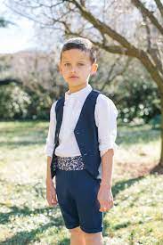 Ce Garcon D Honneur Porte Notre Ensemble Bleu Marine En Lin Pour Ceremonies Et Mariages Tenue Demoiselle D Honneur Costume Mariage Enfant Costume Petit Garcon