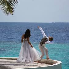 Oliver pocher und seine verlobte amira aly urlauben vor der geburt ihres ersten gemeinsamen kindes auf den malediven. Mit Dab Neues Hochzeitsfoto Von Oliver Pocher Und Amira Promiflash De