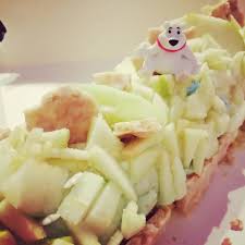 Noel Il Y A Eu Une Deuxieme Buche A La Pomme Elle Est Composee D Un Gateau Sur Le Cote De La Gavotte Au Chocolat Blanc Ensuite Mousse Food Fruit Apple