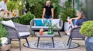 Avec truffaut, on se lance dans la réalisation d'une terrasse très printanière avec sa table basse et son ensemble de jardin grâce à des palettes de récupération et un peu d'imagination. Mobilier Exterieur Salons De Jardin Tables Truffaut