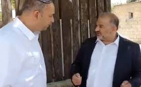 قضت محكمة جنح العجوزة بتغريم مرتضى منصور رئيس نادى الزمالك الأسبق، 10 آلاف جنيه وتعويض مدني مؤقت 501 جنيه؛ لاتهامه بسب وقذف ممدوح عباس رئيس نادى. Ù…Ù†ØµÙˆØ± Ø¹Ø¨Ø§Ø³ ÙŠÙˆØ§Ø¬Ù‡ Ø§Ù†ØªÙ‚Ø§Ø¯Ø§Øª ØºØ§Ø¶Ø¨Ø© ÙÙŠ Ø£Ø¹Ù‚Ø§Ø¨ Ù„Ù‚Ø§Ø¦Ù‡ Ù…Ø¹ Ø±Ø¦ÙŠØ³ Ø¨Ù„Ø¯ÙŠØ© Ø§Ù„Ù„Ø¯ Ø§Ù„ÙŠÙ…ÙŠÙ†ÙŠ ØªØ§ÙŠÙ…Ø² Ø£ÙˆÙ Ø¥Ø³Ø±Ø§Ø¦ÙŠÙ„