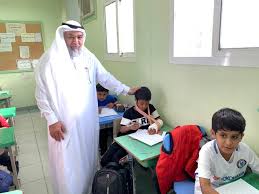 اللهيبي يقف على سير الأداء بمدرسة عبادة بن الصامت ويلتقي الطلاب ويطلع على مستوياتهم التحصيلية صحيفة مكة الآن