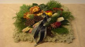 Das moos mit den haften am rand der steckunterlage befestigen, so das er komplett geschlossen ist. Allerheiligengesteck Selber Machen Flora Shop Eu