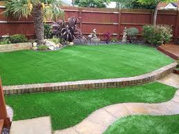 Landscapers may get rid of sod in a straight, even line in order to create a border edge. Curved Lawn Edging Ideas For Your Next Lawn Redesign