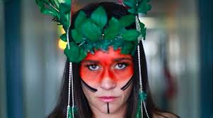 Eu sou o vitor bolsonéas aqui da caras. A Atriz Alessandra Negrini Desfila No Carnaval De Sp Com Aderecos E Pinturas Indigenas E E Criticada