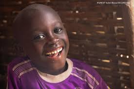 O sorriso 🥰 é o mesmo em todas as línguas" Desejamos a todas as crianças  um bom fim de semana cheio de alegria e amor. #FridayMotivation  #ParaCadaCriança, Amor UNICEF UNICEF Africa Parlamento