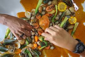 Antawacana penggambaran sinopsis cerita, adegan, tokoh pagelaran wayang yang disampaikan oleh dalang dengan cara dilagukan antawis (k): 25 Restoran Seafood Di Bandung Paling Terkenal Tumpah Kiloan Murah