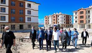 Malatya'nın yeşilyurt belediye başkanı mehmet çınar, malatya gazeteciler cemiyeti'ne gerçekleştirdiği ziyarette, elazığ sivrice depreminde evleri yıkılan depremzedeler için 750 konut yapımı için proje. Guzel Evler Ortaya Cikmis Malatya Haber