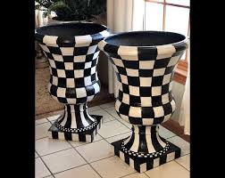 Black And White Checkered Outdoor Planters Piantatrice Di Urna Dipinta Da 21 Pollici Painted Etsy Painted Terra Cotta Pots Urn Planters Whimsical Painted Furniture