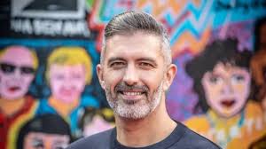 Dylan Morris: Canwr grŵp Côr-ona yn gwireddu breuddwyd