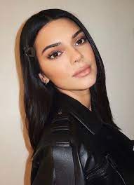 How To Pull Off The 90s Hair Clip Trend With Short Hair Society19