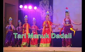 Kostum kami antar dan ambil dari pihak kami untuk area jabodetabek. Tari Manuk Dadali Dari Daerah