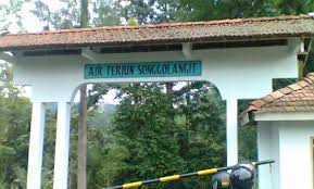 Air terjun songgo langit, di bucu air terjun jurang nganten air terjun kedung ombo, di papasan air terjun nggembong, di srikandang air terjun ndayong air terjun dong paso ini berada di desa sewengen kecamatan batealit kabupaten jepara. 10 Gambar Air Terjun Songgo Langit Jepara Harga Tiket Masuk Lokasi Alamat Jam Buka Tutup Misteri Mitos Akses Jalan Menuju Wisata Jejakpiknik Com