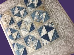 Die patchworkdecke besteht aus 43 quadraten in den farben 1 und 2 (quadrate a und b) und aus 44 quadraten in der farbe 3 (quadrate c). Patchworkdecke Nahen So Klappt Es Selbst Beim Anfanger
