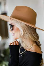 Trendy And Cute Wide Brim Hat With A Braid And Gold Jewelry In 2021 Wide Brim Hat Outfit Outfits With Hats Brim Hat Outfit