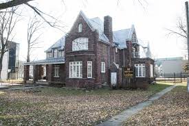 Pour l'article homonyme, voir chicoutimi (homonymie). Maison Jacynthe S Installe Sur La Rue Racine Journal Informes Affaires