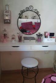 Ma Coiffeuse Avec L Etagere Murale D Ikea A 39 99 Le Miroir Ikea A 19 99 Et Le Pouf Marocain De Chez Placard Chambre A Coucher Fauteuil Gifi Etageres Murales