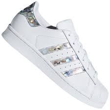 Typischerweise kommt der superstar von adidas für damen mit einer regulären schnürung, es gibt aber auch modelle mit klettverschluss. Adidas Superstar J Sneaker C77154 White Core Black White Fun Sport Vision