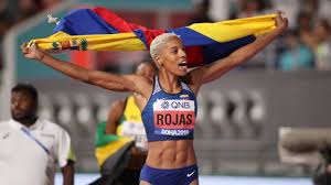 Yulimar rojas recibió un trofeo por ser la mejor deportista. Nh7m0ya4p3bwzm