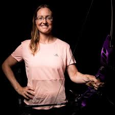 Für tokio werden michelle kroppen (sv gutsmuths jena/bsg ebersberg), lisa unruh (bsc bb berlin), charline schwarz (bs feucht/sv gutsmuths jena) und florian unruh (ssc fockbek/sv dauelsen) zur. Bogensport Lisa Unruh Muss Operiert Werden