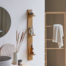Questa etagere murale design permette di arredare con stile ed eleganza gli ambienti di qualsiasi abitazione, si tratta di opere uniche realizzate con tecniche antiche che trasmettono la maestria del passato ai nostri giorni. Etagere Murale En Teck 90 Cm Meubles Pour Salle De Bain Tikamoon