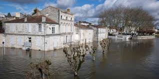 Débordement d eaux qui inondent un païs. Inondations A Saintes La Decrue Est Amorcee