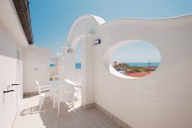 Bilocale con balcone vista mare. Residence Abruzzo Resort Suite Superior 7 Posti Letto Tortoreto Agenzia Petra