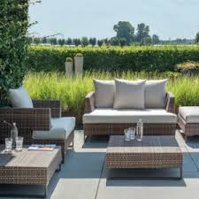 Trovi set divani e poltrone, set tavoli e sedie, tavolini, carrelli portavivande, fino a gazebo e ombrelloni. Giardino Mondobrico Com Offerte E Promozioni Outdoor