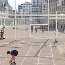 Une surface en parquet vous permettra d'améliorer votre jeu d'attaque et. Np2f Architectes Squeezes Sports Courts Onto Narrow Paris Site