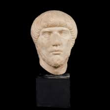 Retrato de un romano sobre un busto antiguo con paludamento