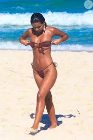 Ritinha de 'Renascer', Mell Muzzillo elege biquíni cavado com ...