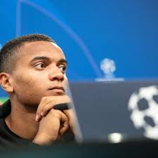 Petersburg borussia dortmund midfielder axel witsel will miss saturday's game at union berlin after tearing a. Manuel Akanji Beim Bvb Im Formtief Verteidiger Entschuldigt Sich Bei Fans Bvb