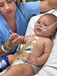 Luca filho do Chris Dias e Débora Paixão passa mal, é internado na UTI...