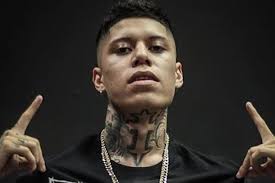 Santa Fe Klan llega a la inauguración de su tienda rodeado de policías