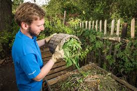 Sind die pflanzen kräftig und grün, dann hat der kompost genau die richtige qualität. Gartentipps So Wird Aus Abfall Kompost Nabu
