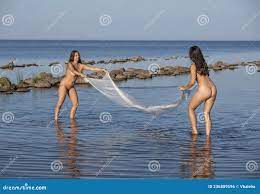 Duas Jovens Mulheres Nuas Com Xale Branco Posando Na Praia Foto de Stock -  Imagem de alegria, sunlight: 236889596