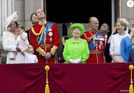Retrouvez toutes les infos sur william d'angleterre avec voici.fr ! Photos Kate Catherine Middleton Duchesse De Cambridge La Princesse Charlotte Le Prince George Le Prince Harry Le Prince William La Reine Elisabeth Ii D Princesse Charlotte Reine Elisabeth Ii Duchesse
