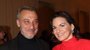 Σε παλαιότερη συνέντευξή της, η όλγα κεφαλογιάννη είχε μιλήσει για την γνωριμία της με τον σύζυγό της, επισημαίνοντας πως «όταν πρωτογνωριστήκαμε με τον μίνωα μάτσα εκείνος δεν γνώριζε ποια είμαι. Olga Kefalogiannh Minws Matsas Dhmosia Lamperh Emfanish Sto 8eatro Ola Ta Blemmata Strammena Epanw Toys Bovary