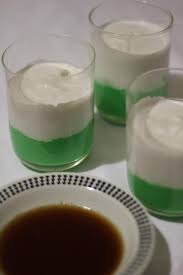 Kuih lompat tikam mempunyai dua lapisan, iaitu lapisan tepung yang biasanya bewarna hijau di bahagian bawah dan lapisan santan yang bewarna putih di bahagian atas. Resepi Kuih Lompat Tikam